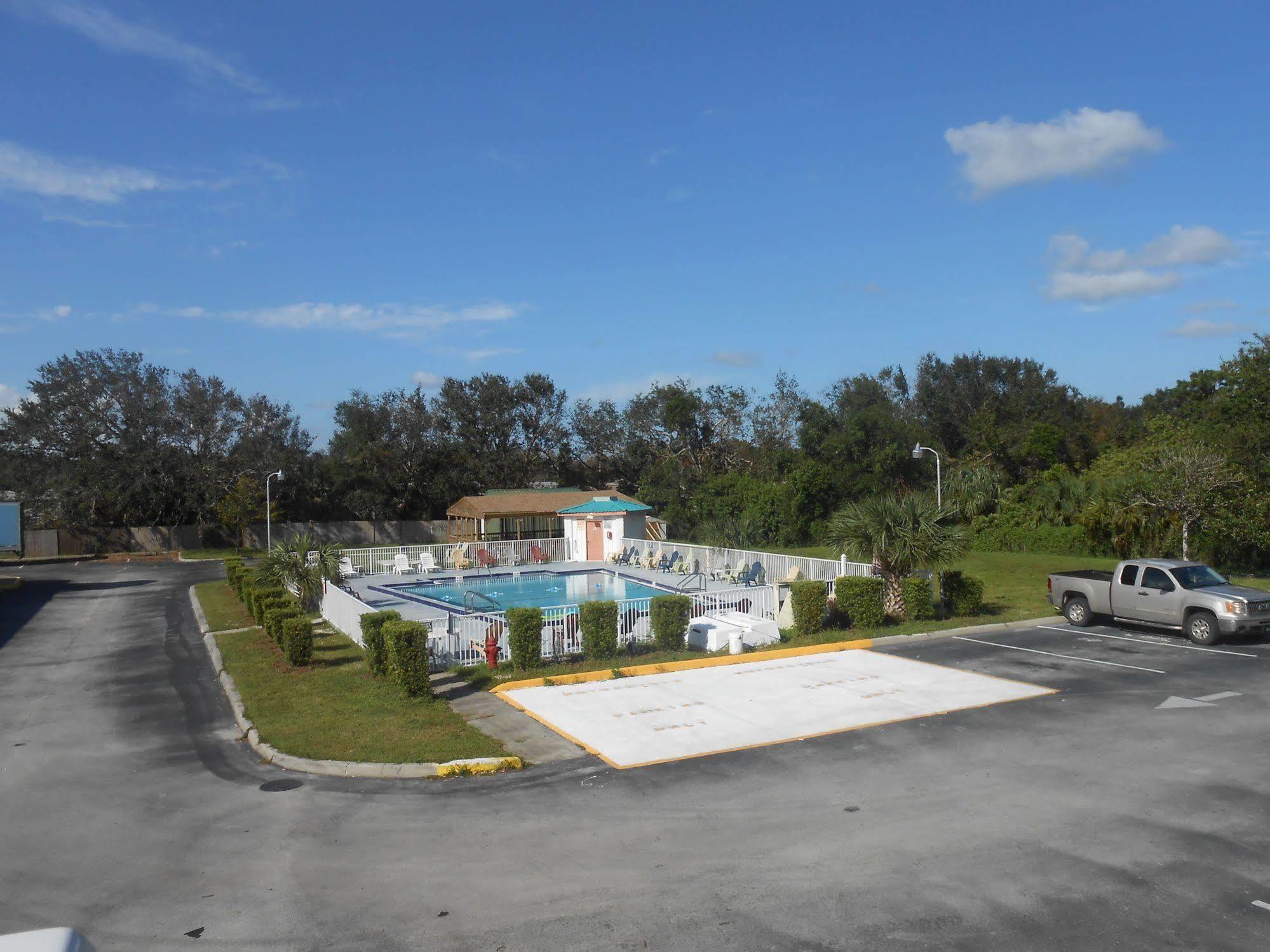 Executive Garden Titusville Hotel Exterior foto